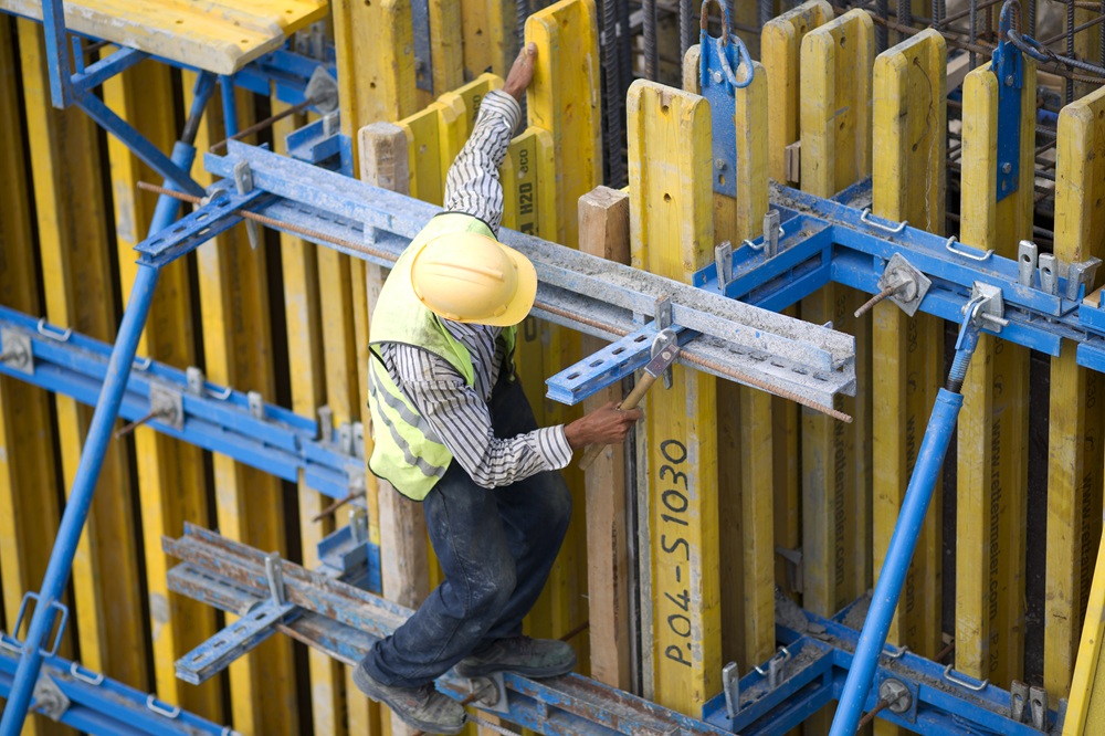 рабочий на строительной площадке