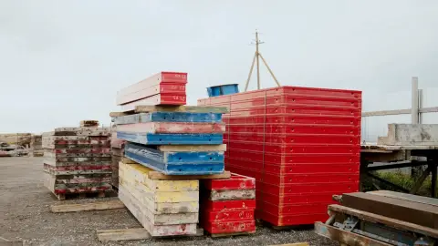 Стальные щиты опалубки в стопках на складе